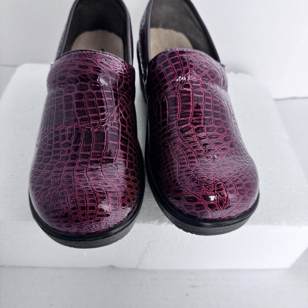 Duck Head Womens Brown Patent Leather Croc Print Clog Nursing Shoe Size 7 M